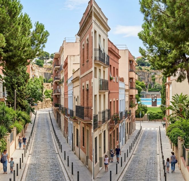 Vistas de las empinadas calles residenciales, naturaleza y vida vecinal en el barrio de El Coll, Barcelona